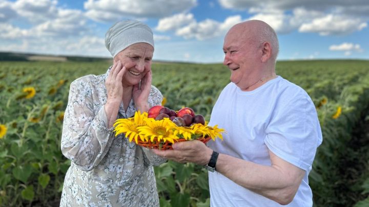 Министр труда, занятости и социальной защиты РТ Эльмира Зарипова поздравляет пожилых дрожжановцев с их праздником