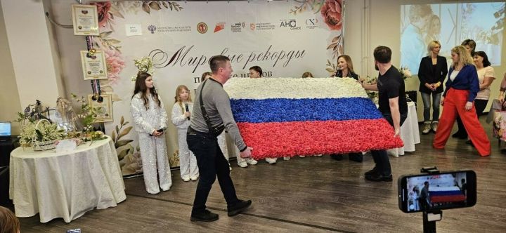 В Москве из полимерных роз создали самый большой в мире флаг России