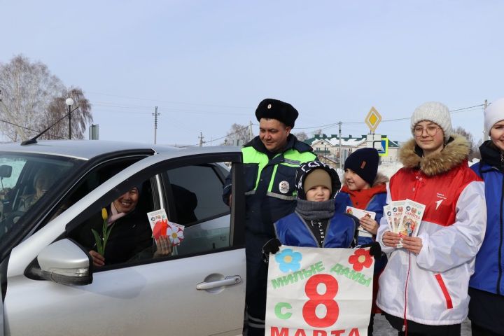 «Цветы для автоледи»: в Дрожжаном поздравили женщин-водителей с наступающим праздником 8 марта