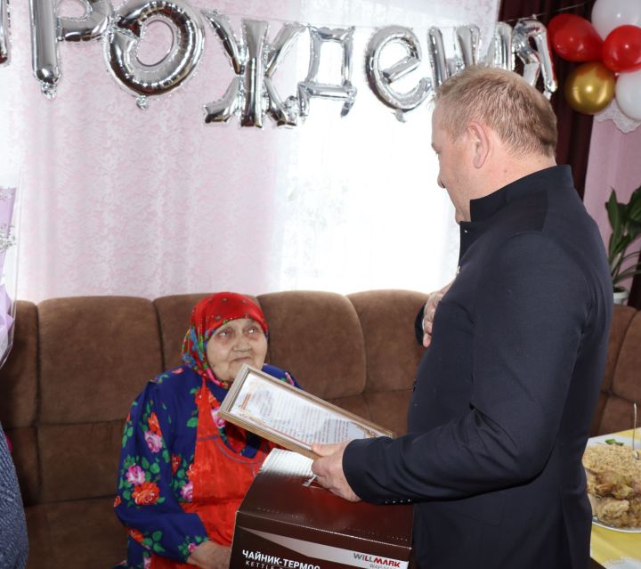 Глава Дрожжановского района РТ Марат Гафаров поздравил жительницу села Малые Убеи с юбилеем