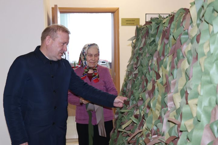 Марат Гафаров посетил мастерскую в селе Убеи, где плетут маскировочные сети для военных