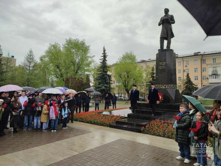 Минниханов и Метшин возложили цветы к памятнику Габдуллы Тукая