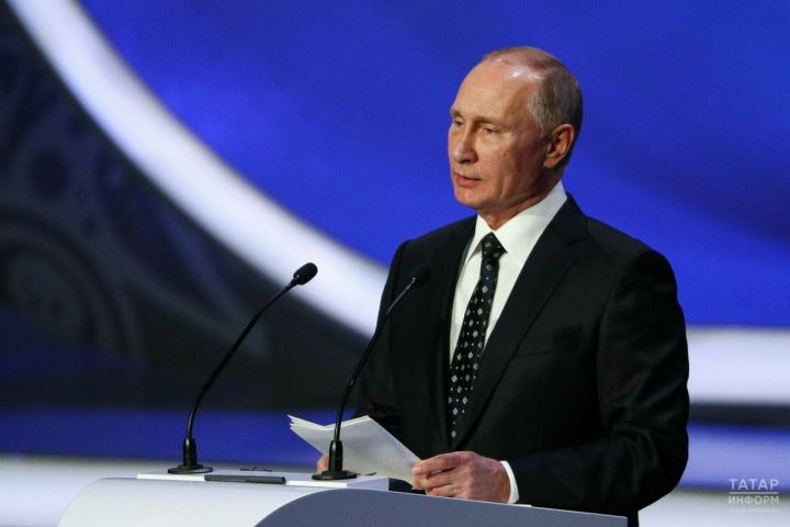 Президент РФ Владимир Путин обратился с поздравлениями к выпускникам школ