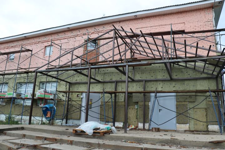 Чүпрәле районы Татар Саплыгы авылындагы культура обьектында төзекләндерү эшләре бара