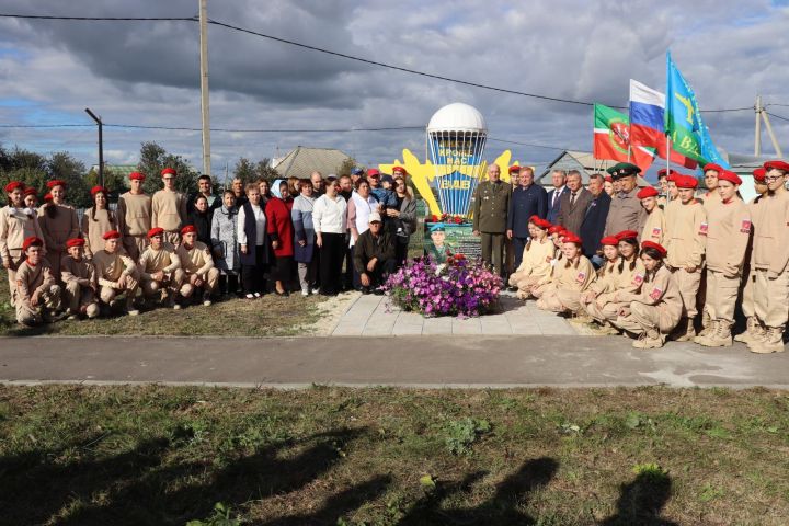 В селе Старое Дрожжаное Дрожжановского района РТ открыли монумент бойцу, погибшему на СВО