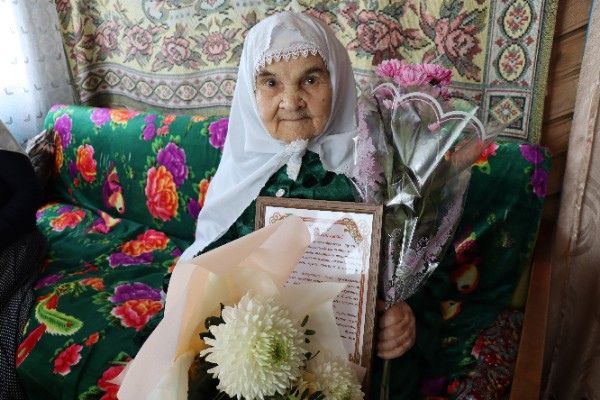 Иске Кәкерле авылында яшәүче Рушания Фәсхетдинова үзенең 90 яшьлек юбилеен билгеләп үтте