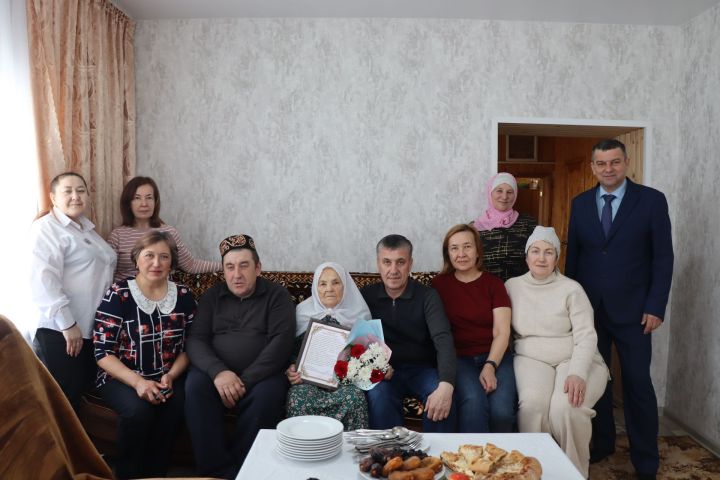 Иске Шәйморза авылында яшәүче Кадрия Алиәкбәрова 90 яшьлеген билгеләде