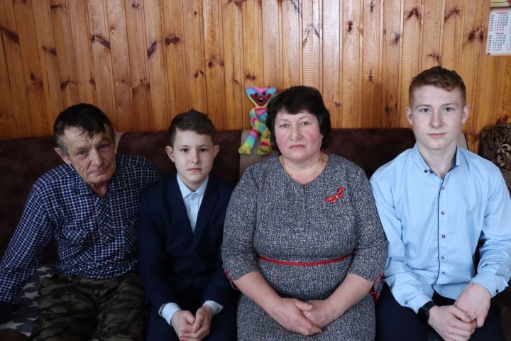 Чүпрәледән Миләүшә һәм Вагиз Туктиевлар сигез балага кадер-хөрмәт, тәрбия бирәләр