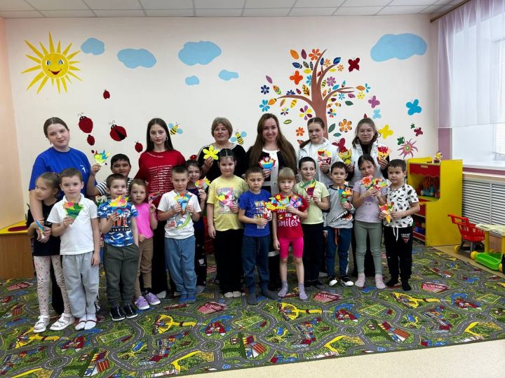 Активисты «Движения Первых» Дрожжановского района поздравили матерей участников СВО с наступающим 8 марта