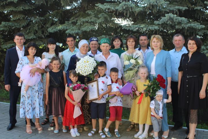 Иске Чокалы авылында яшәүче Гөлсирә ханым Хәлиулловага 75 яшь тулды
