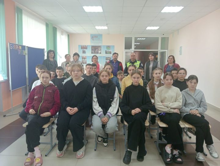 Автоинспекторы Дрожжановского района проводят уроки безопасности для школьников