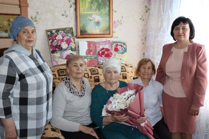 50 лет у доски. 80 лет мудрости: в Дрожжановском районе учитель математики Зоя Абязова отметила юбилей