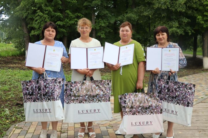 Чүпрәледә почта хезмәткәрләрен бүләкләделәр
