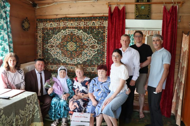 Яңа Чүпрәле авылында яшәүче Мөсфирә Хасият кызы Хәйруллина 90 яшьлеген туган йортында каршы алды