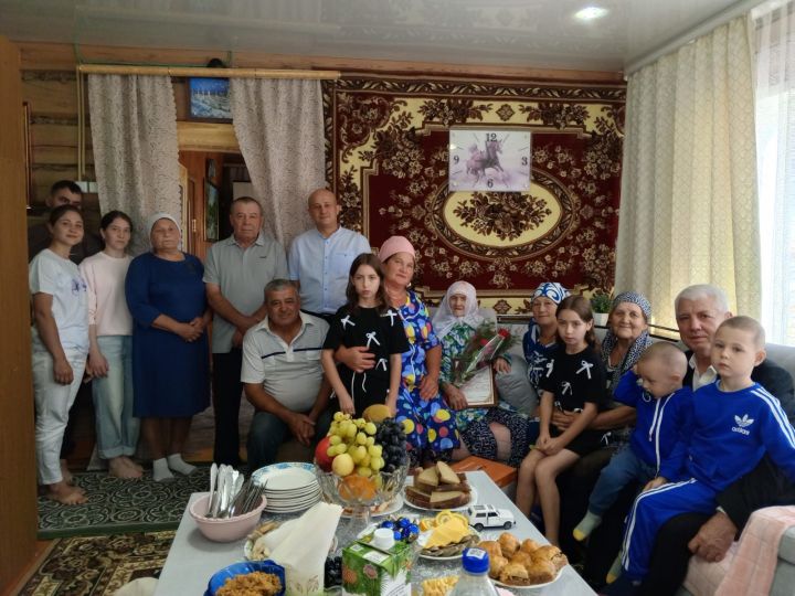 Чүпрәле Зур Чынлы авылында яшәүче Нуриҗан Хисаметдинова 90 яшьлеген юбилеен билгеләп үтте