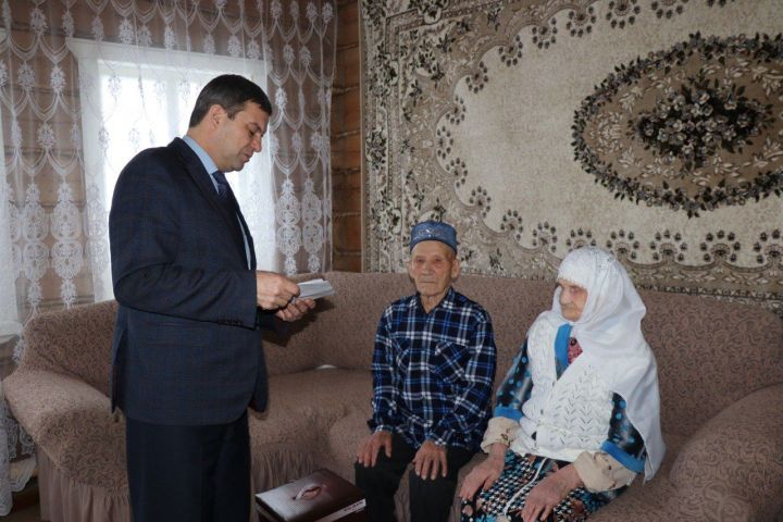 Труженика тыла из Малой Цильны Дрожжановского района поздравили с 94 летием