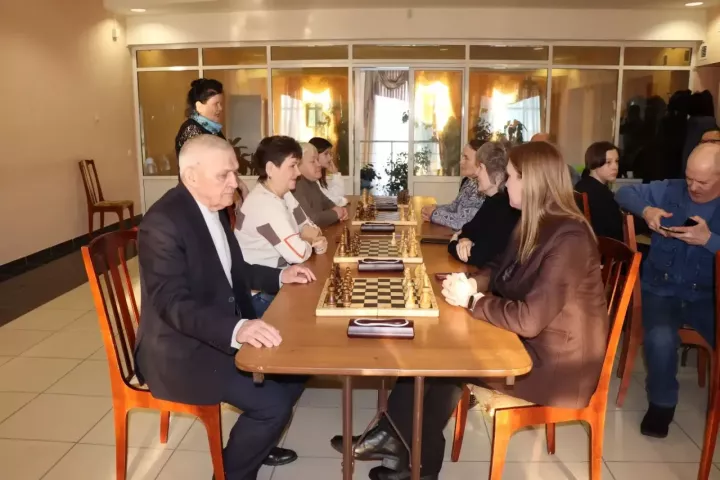 Турнир «Связь поколений» в Дрожжаном: как пенсионеры и школьники сразились в шахматы