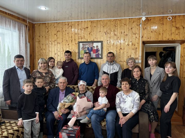 Жительница Дрожжановского района Мария Лухманова встречает 90-летие в кругу большой семьи