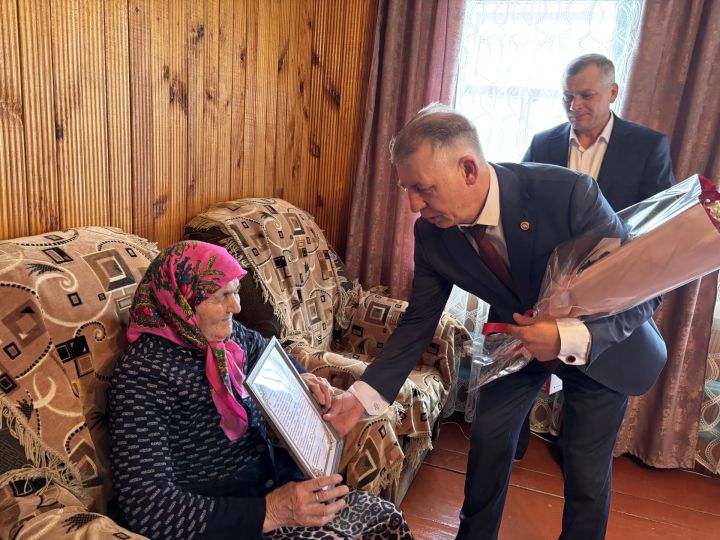 Жительница Дрожжановского района Вера Кутюмова принимает поздравления с юбилеем