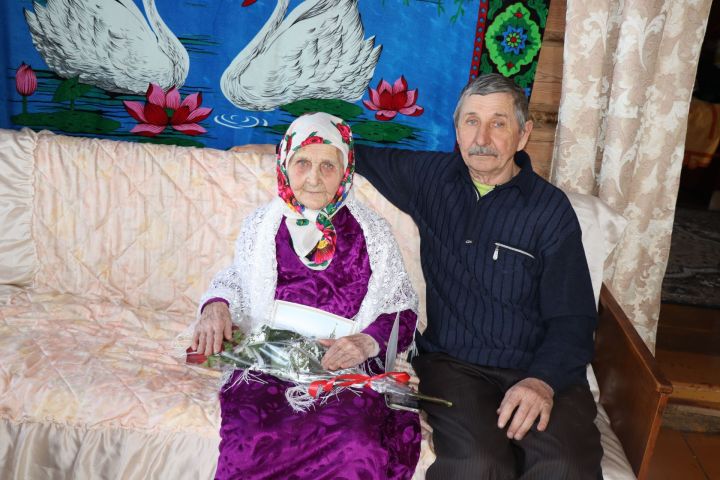 Зур Чынлы авылында яшәүче Сания Сафи кызы Хәнҗәрова 96 яшьлек юбилеен билгеләп үтте