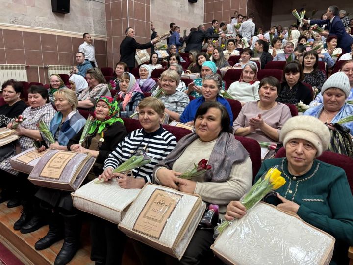 Накануне 8 Марта в Дрожжановском районе чествовали женщин
