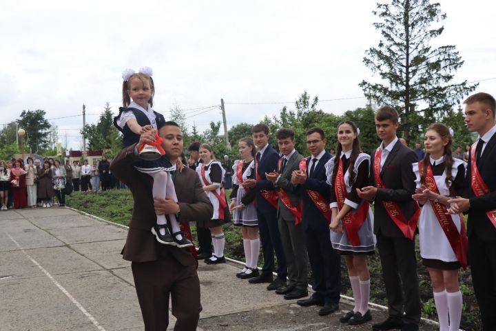 Для выпускников Дрожжановского района прозвенел последний звонок