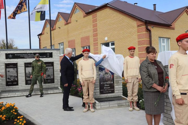 Мемориальный комплекс «Аллея Героев» открыли в селе Алешкин-Саплык Дрожжановского района