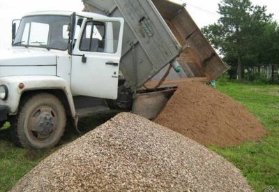 На “ГАЗ-53”, самосвал: гравий, песок, цемент, сено тюковое 