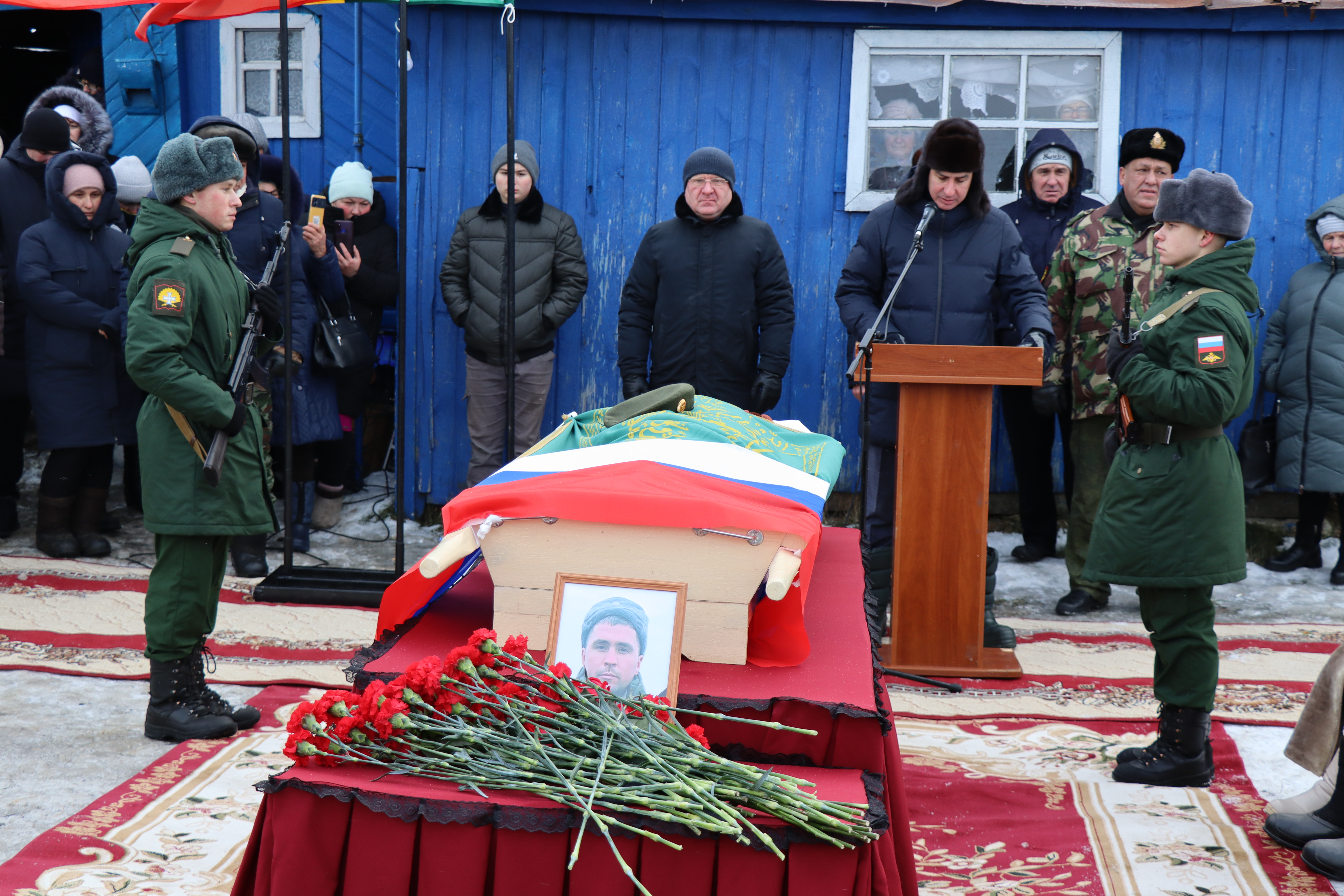 Похоронили погибшего на украине. Похороны военнослужащего. Прощание с погибшими на Укра. Похороны военнослужащего погибшего в спецоперации. Простились с военнослужащим погибшим.
