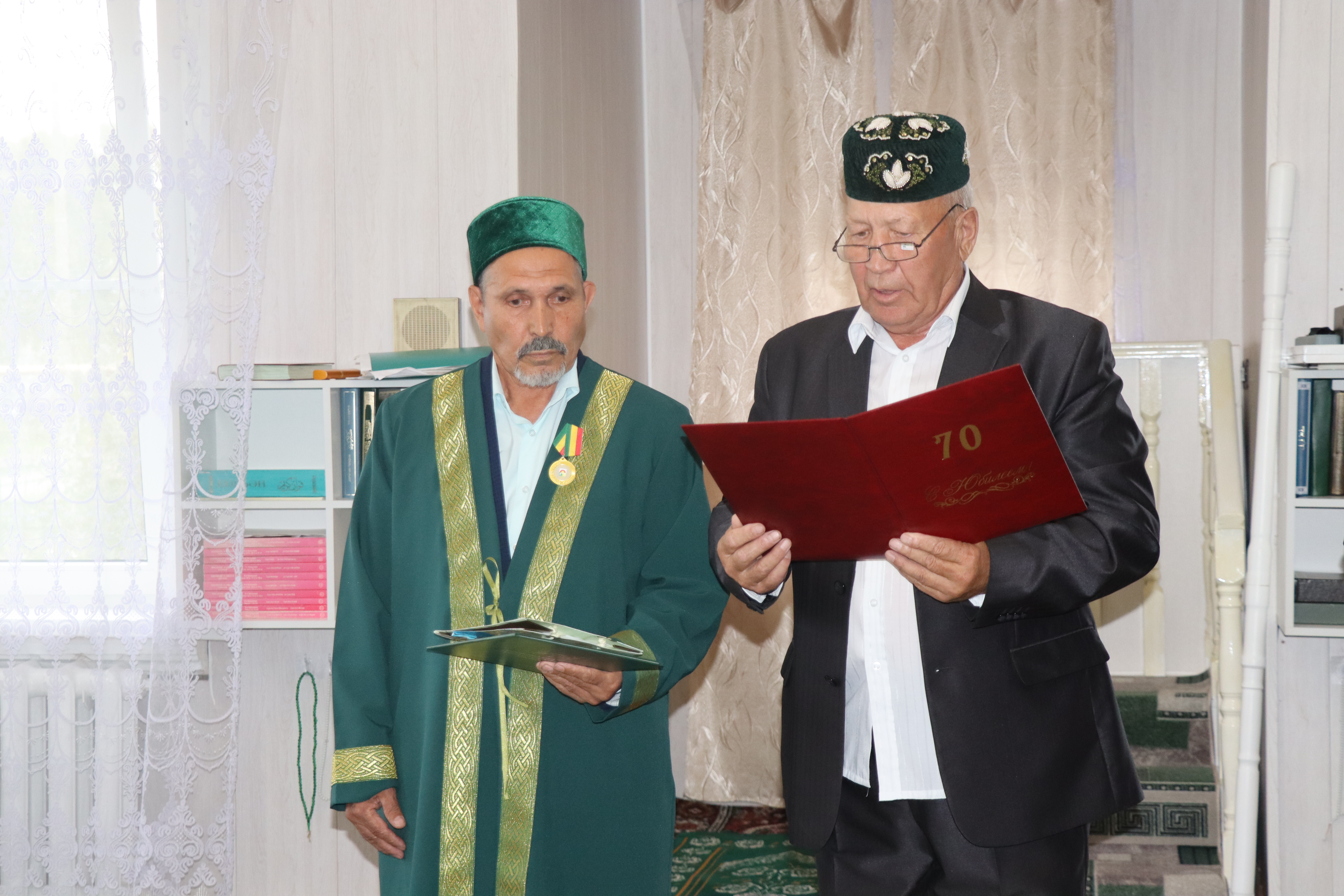 Юбилярны район ветераннар советыннан Рөстәм Хәмидуллин котлады.