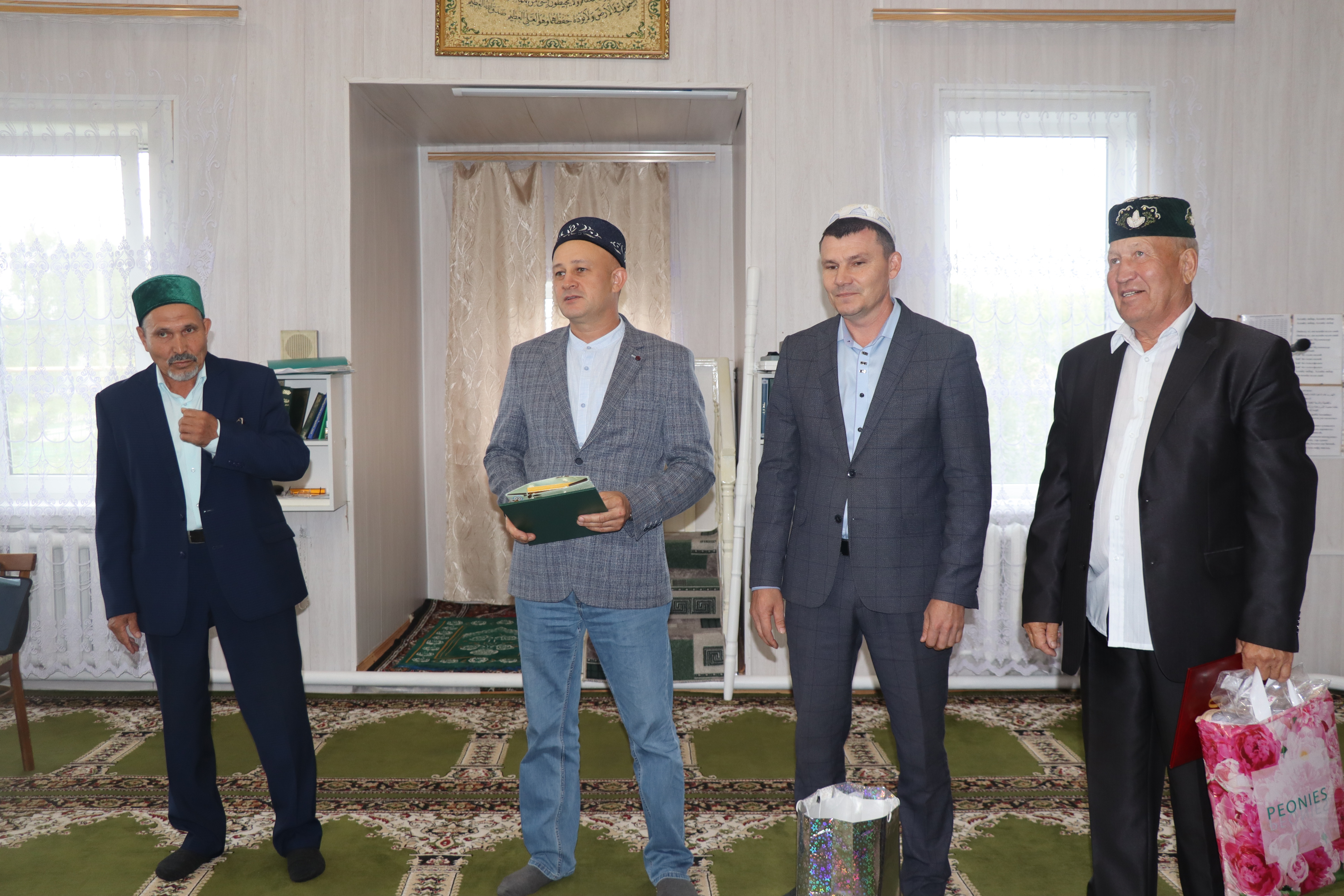 Шушы көннәрдә җиденче дистәне ваклаган  олуг мөгалимне мәгариф бүлеге җитәкчесе Газинур Хәлиуллов, Зур Чынлы авыл җирлеге башлыгы Фаил Фатхуллов котлады