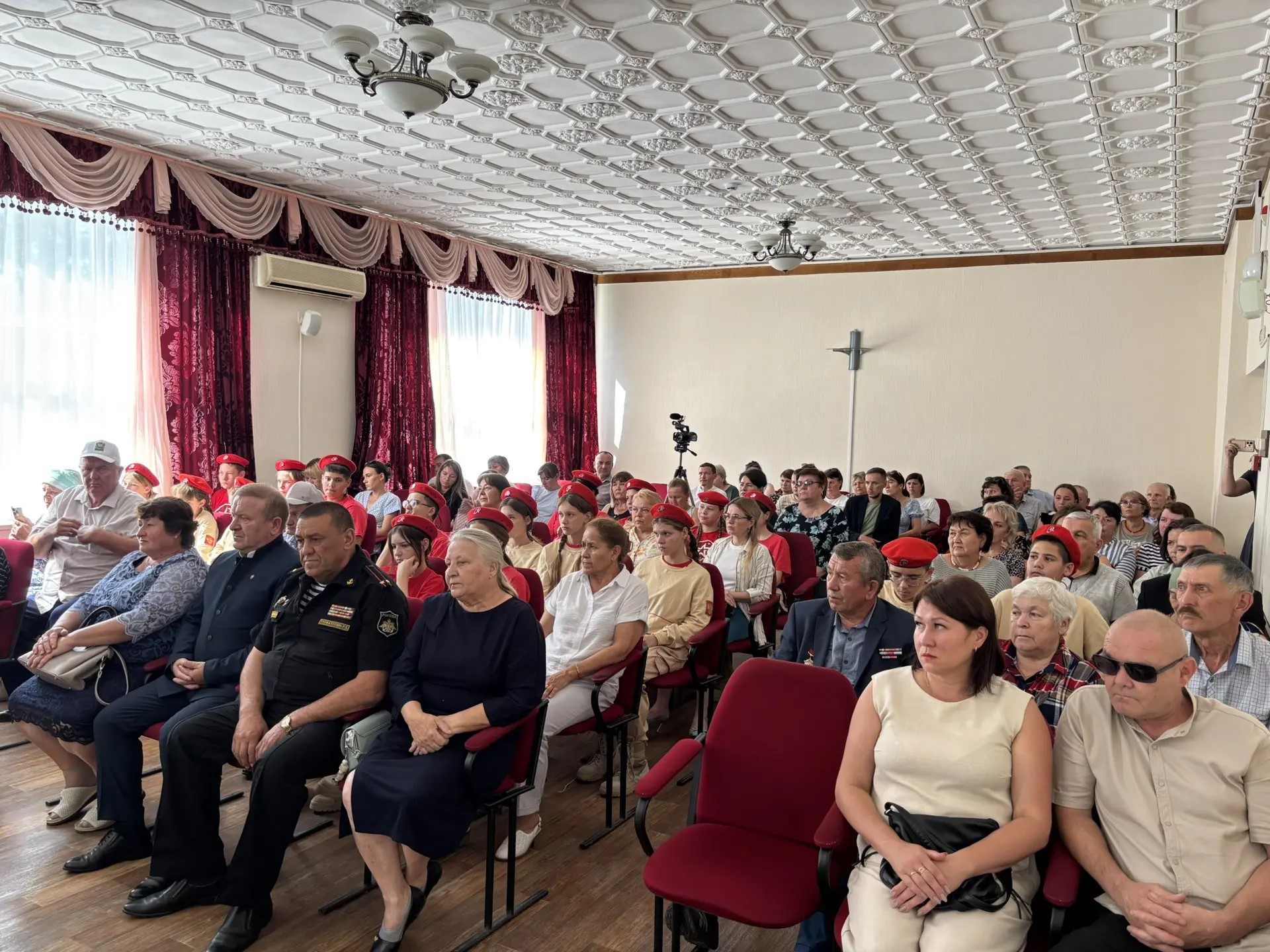 На торжественном мероприятии приняли участие ветераны боевых действий, юнармейцы, представители организаций