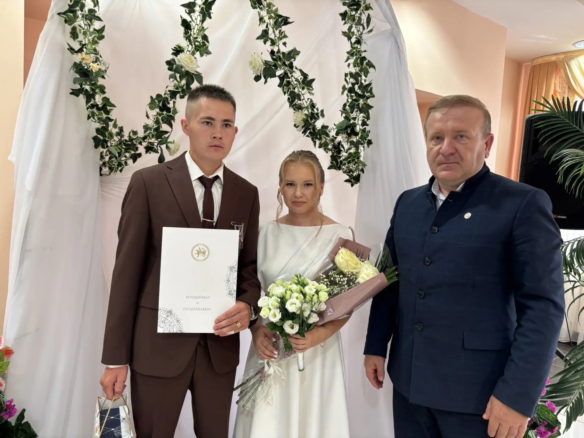 Молодую семью поздравил глава Дрожжановского района Марат Гафаров