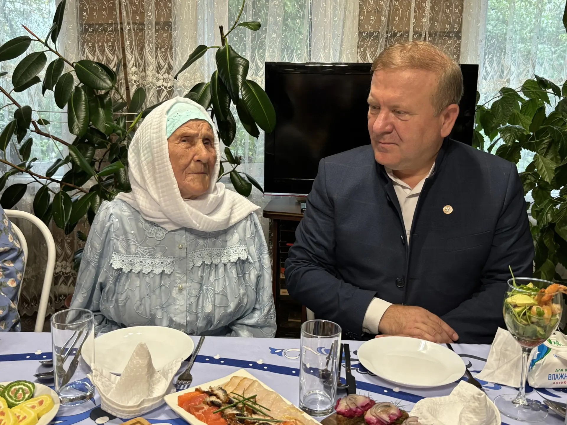 За чашкой чая, в кругу родных и близких, Хабире апа рассказала о себе