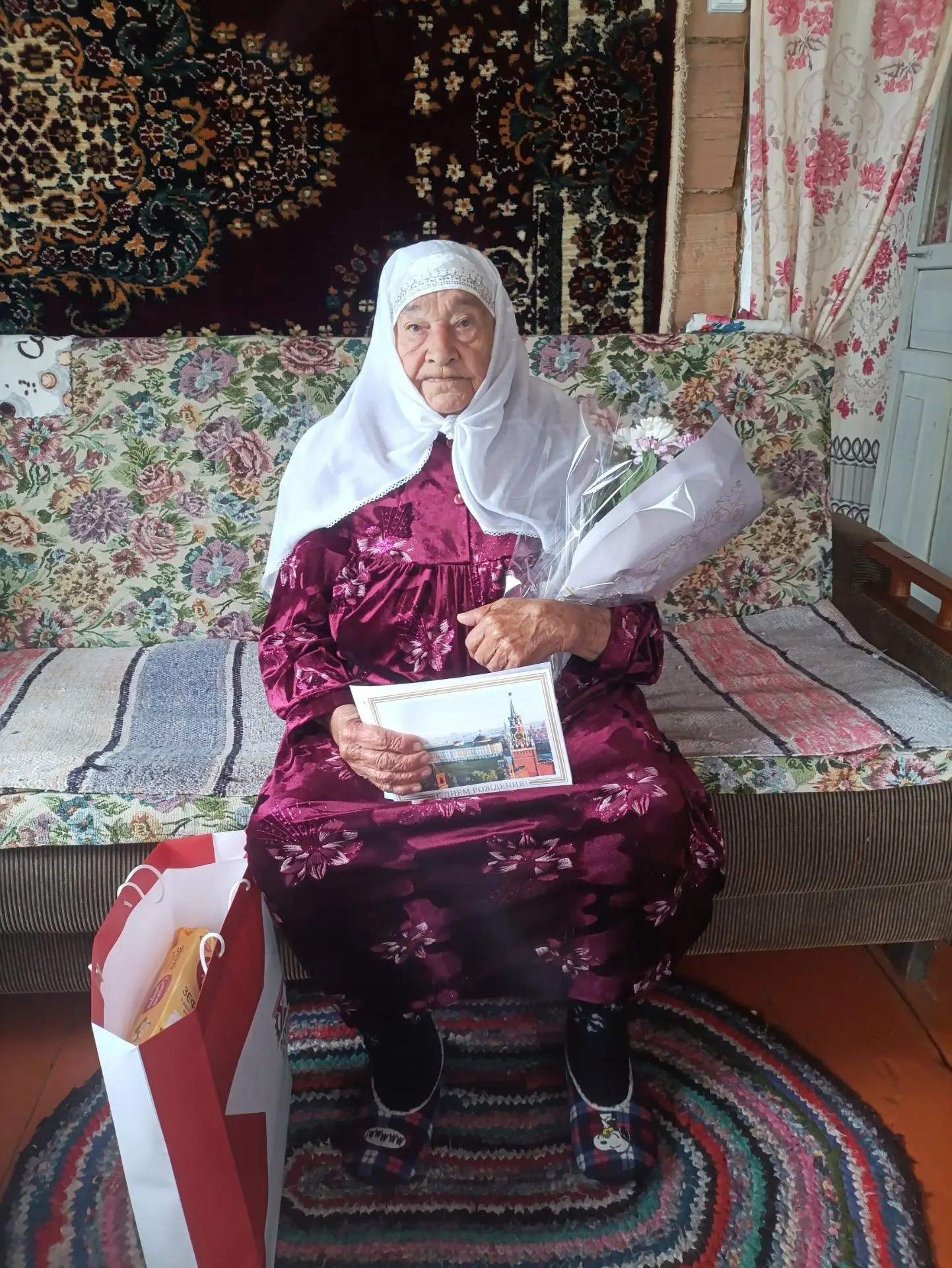 С 11 лет, наравне со взрослыми, Минзиган Абзалтдиновна встала к колхозному станку. 