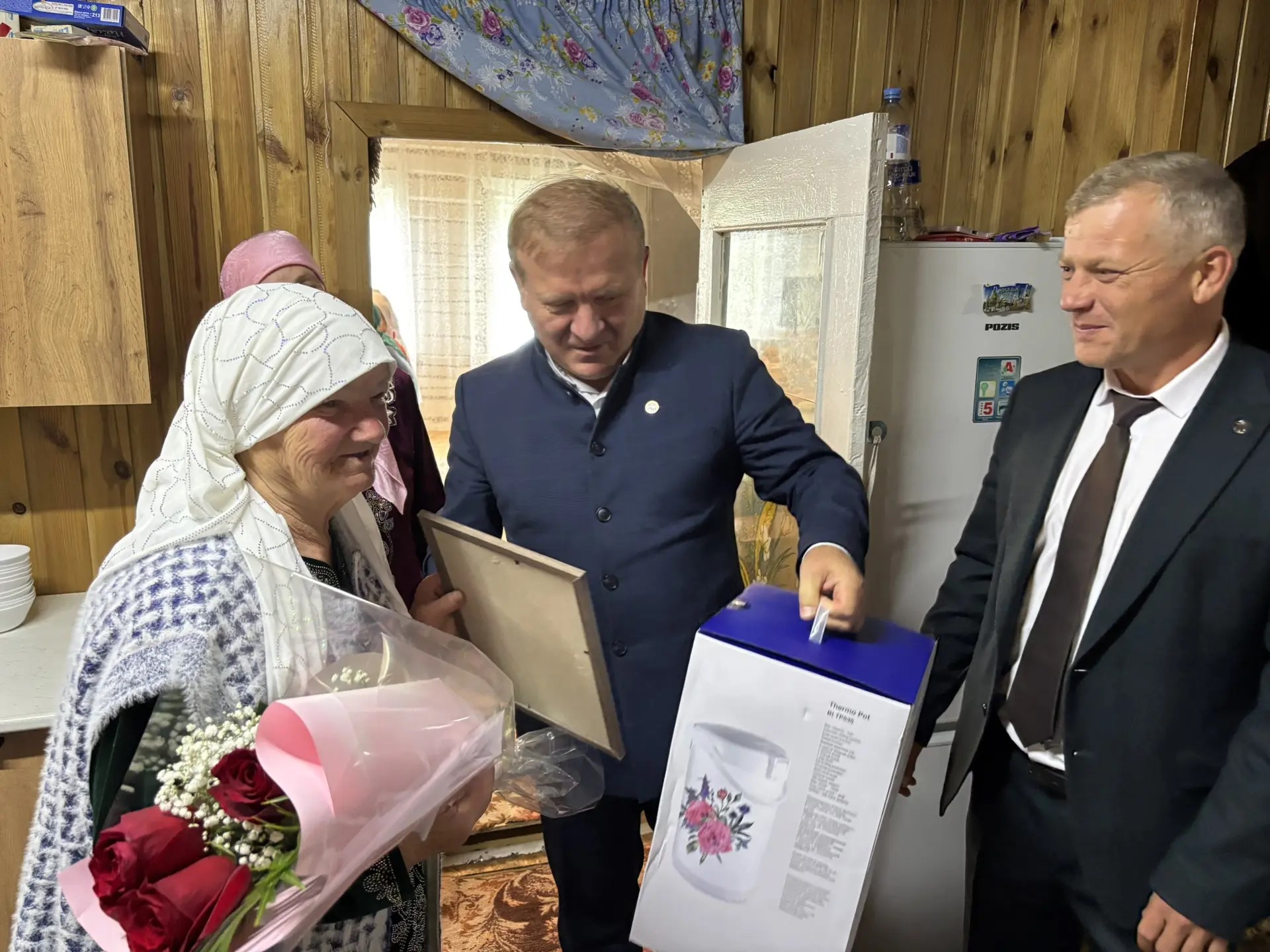 Глава района Марат Гафаров вручил поарок и цветы