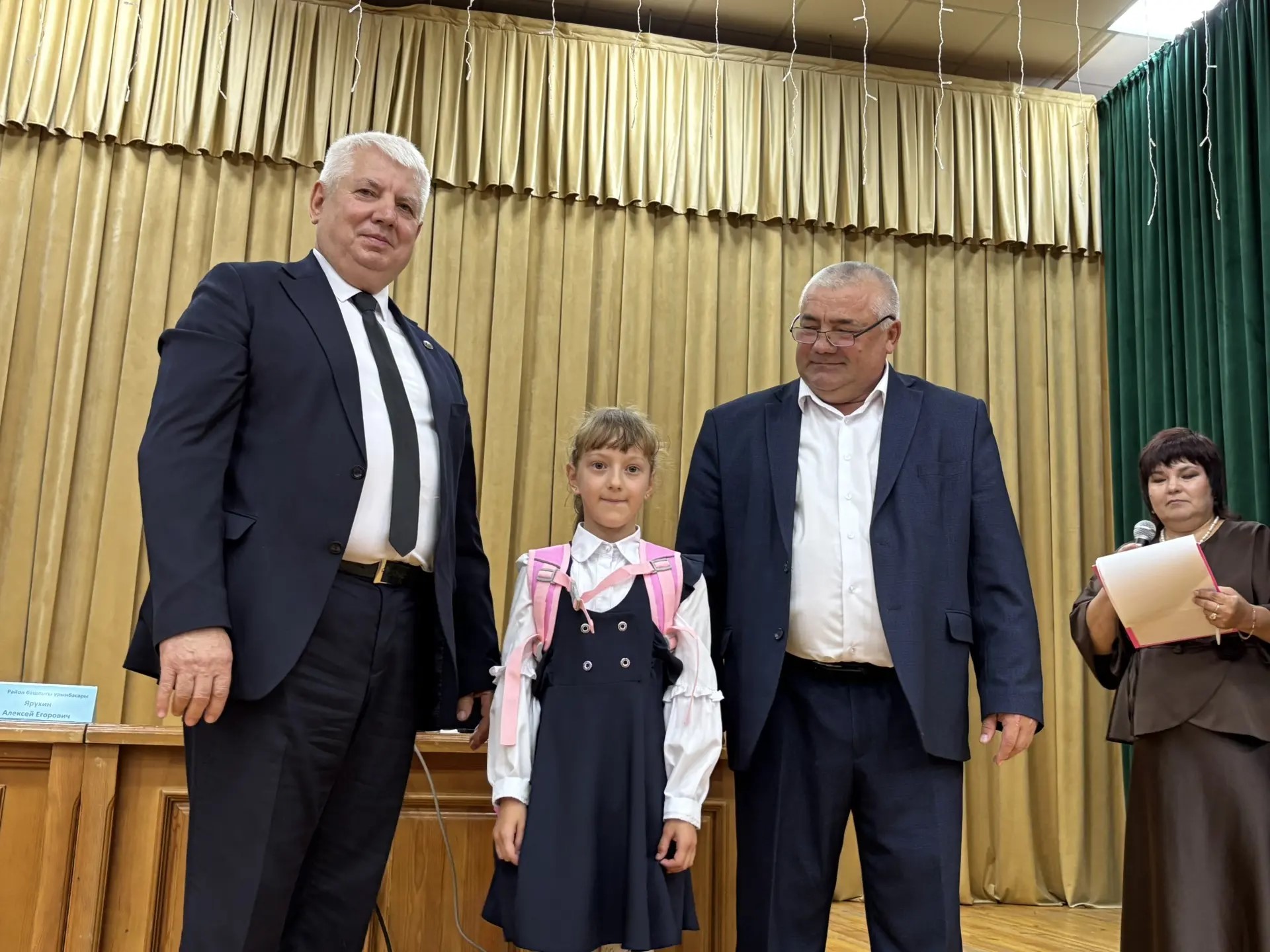 Первокласснице вручили школьный рюкзак