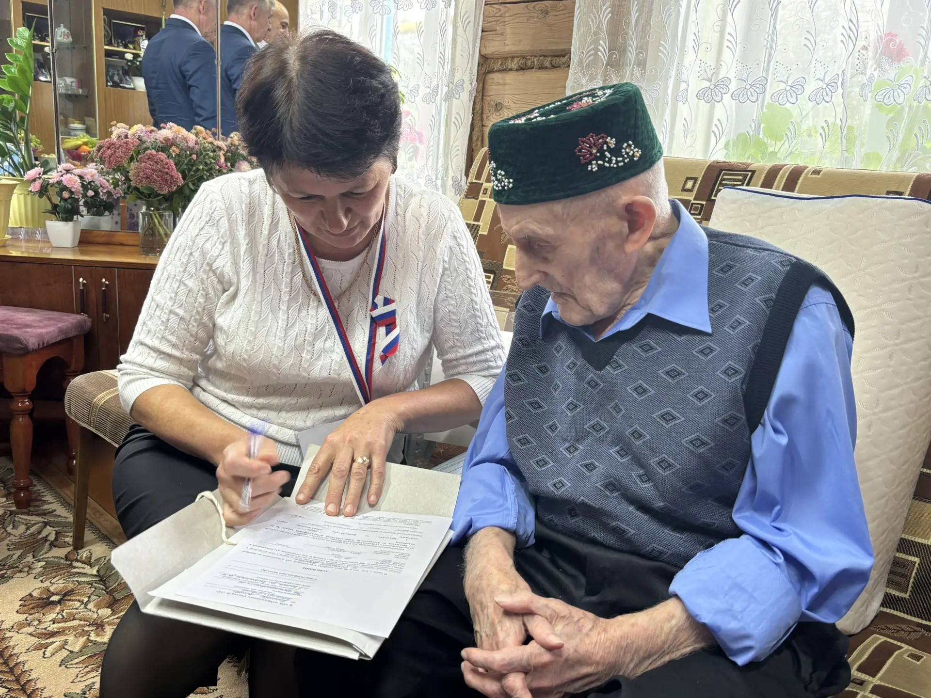  сегодня он выполнил свой гражданский долг и проголосовал на дому.