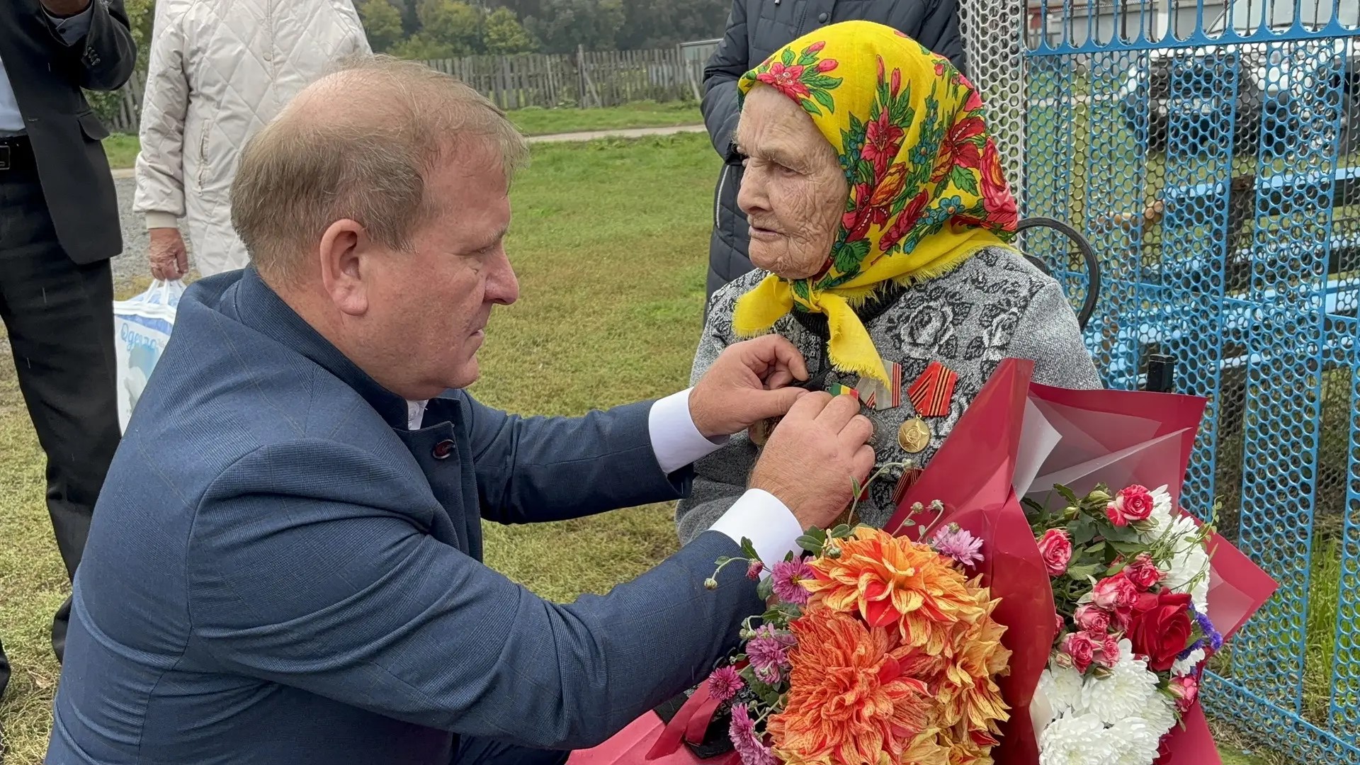 Глава района вручил долгожительнице медаль 95-летия Дрожжановского района