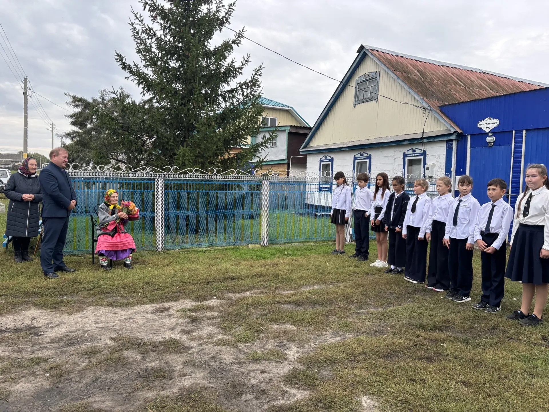 На пороге дома после голосования долгожительнцу ждало праздничное поздравление от учащихся и культурных работников села.