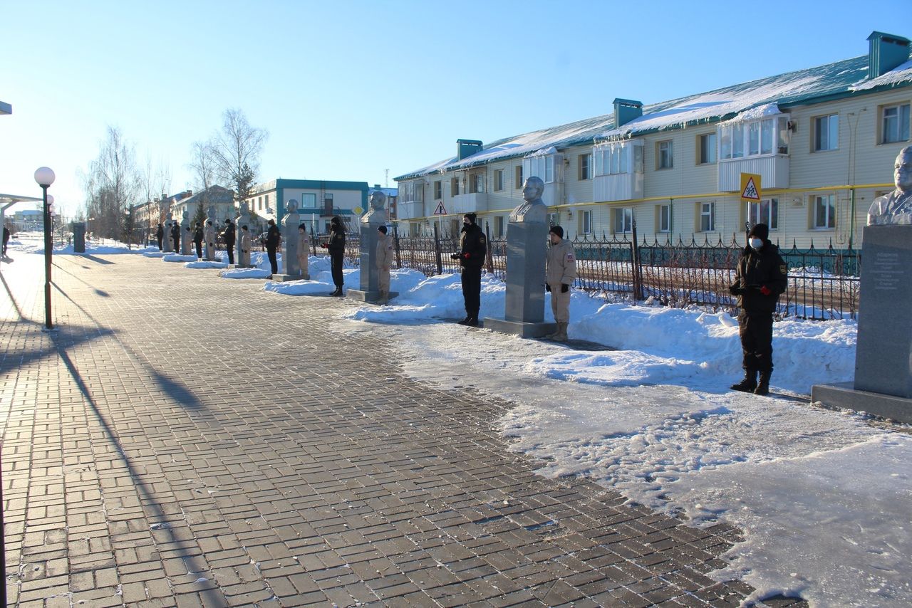 В день Героев Отечества в Дрожжановском районе возложили цветы