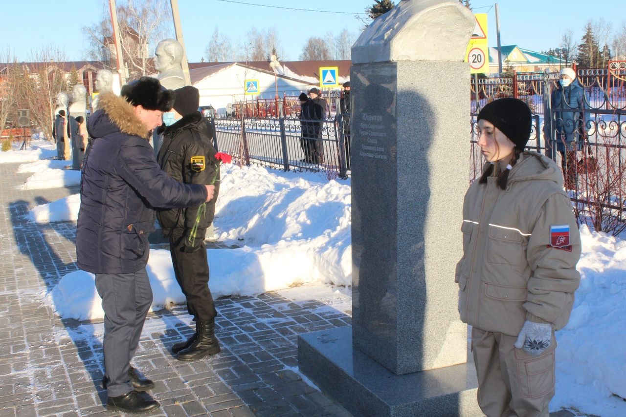 В день Героев Отечества в Дрожжановском районе возложили цветы