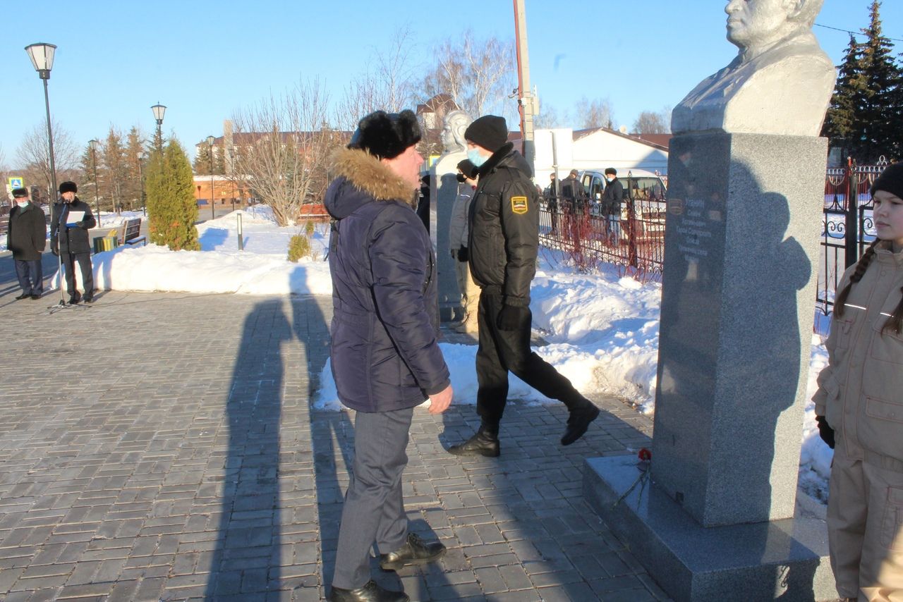 В день Героев Отечества в Дрожжановском районе возложили цветы