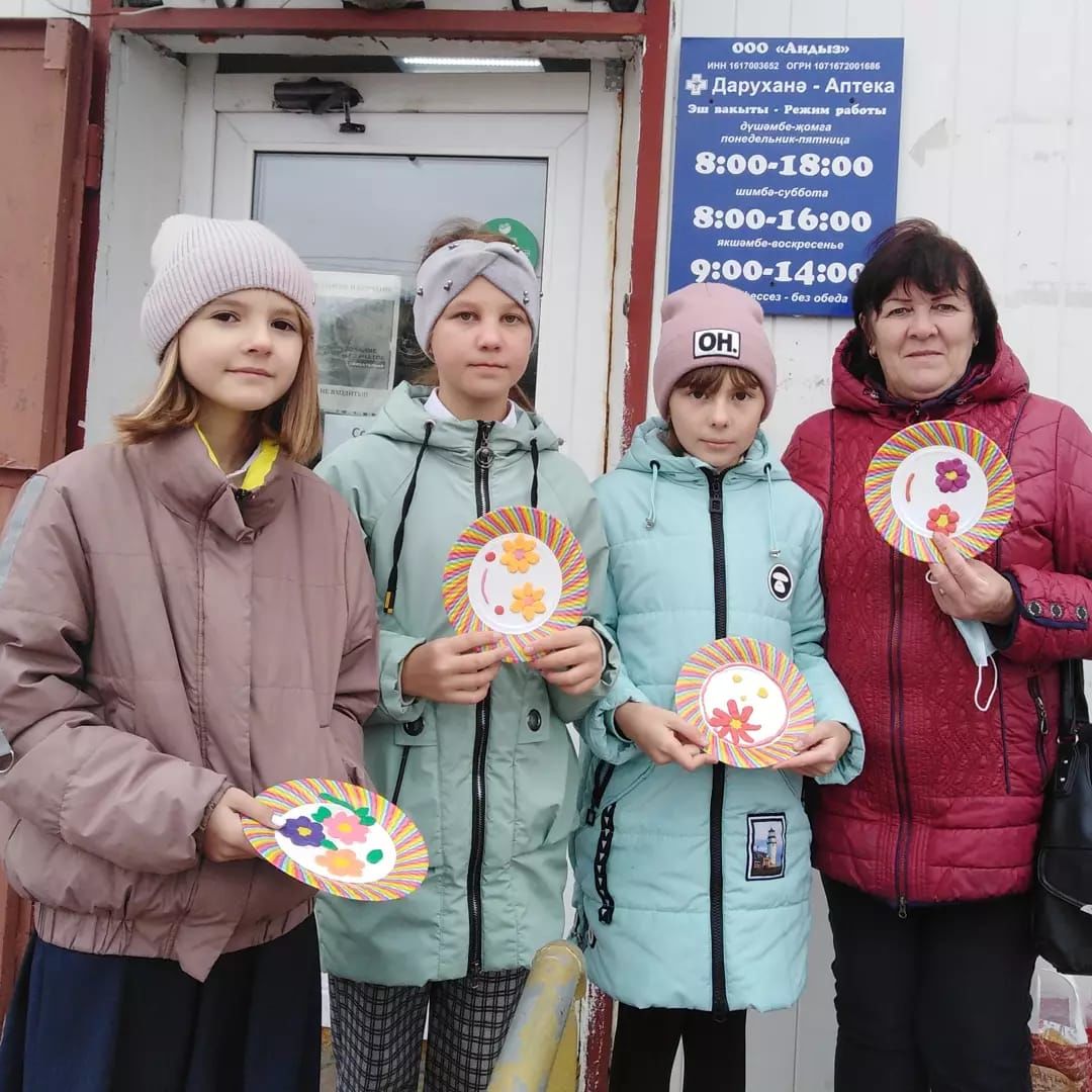 Дрожжановские лицеисты подарили пожилым людям сувениры  изготовленные своими руками
