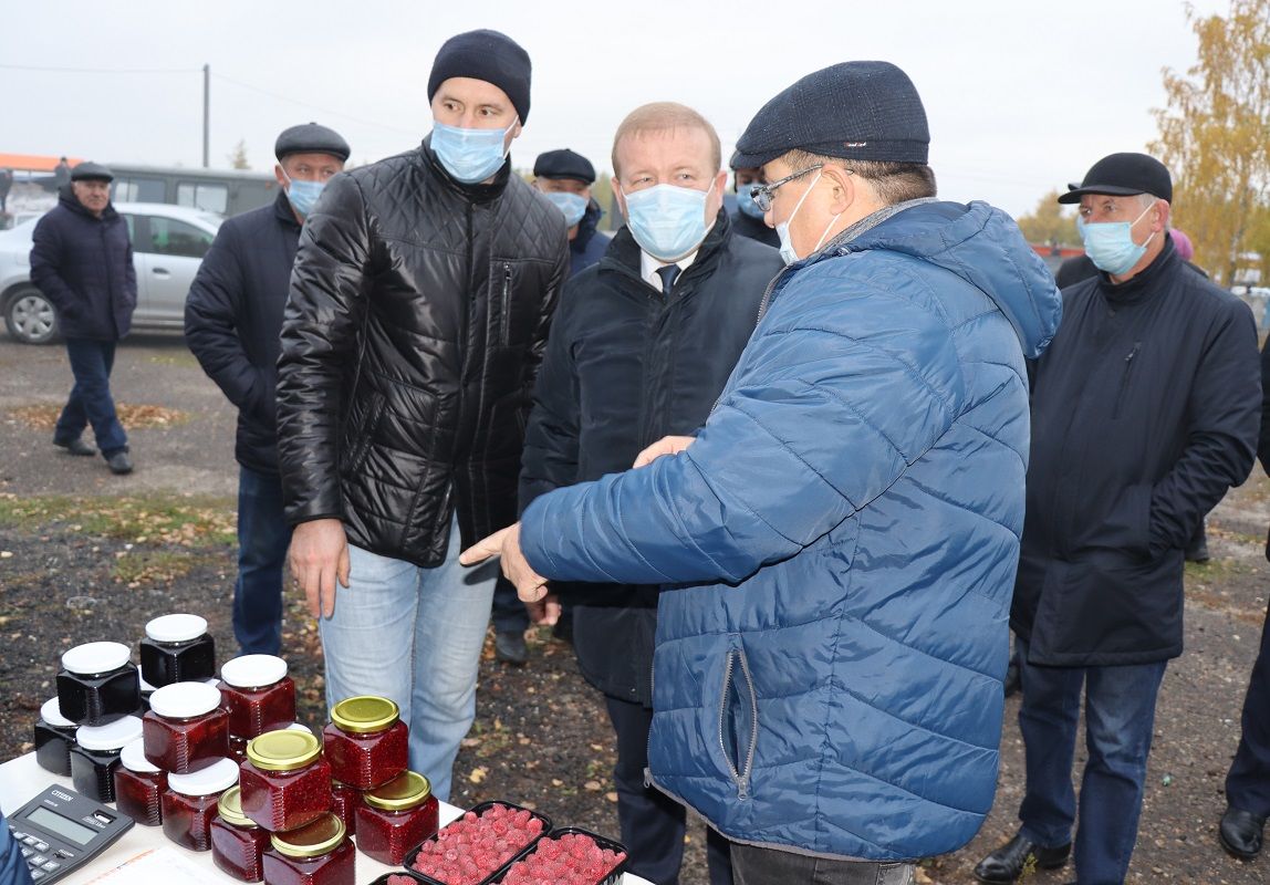 Для пожилых людей в Дрожжаном организовали ярмарку сельхозпродукций