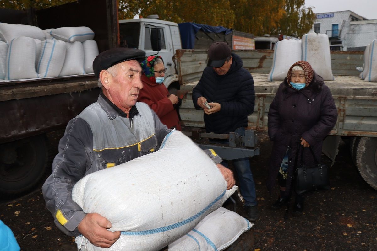 Для пожилых людей в Дрожжаном организовали ярмарку сельхозпродукций