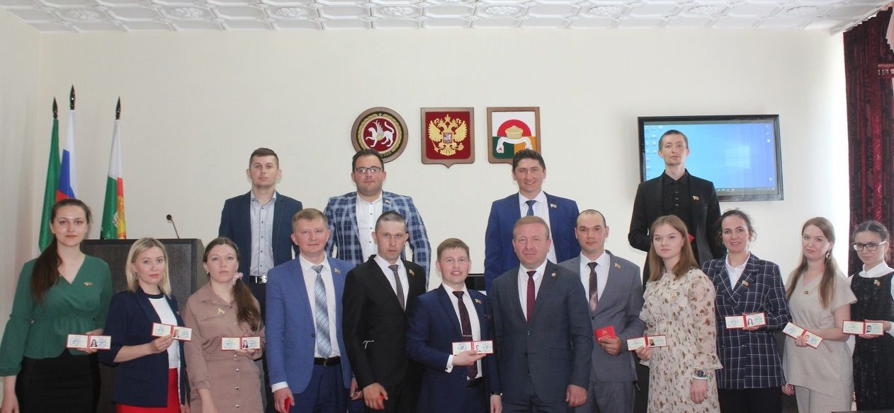 Молодым парламентариям Дрожжановского района вручили нагрудные знаки