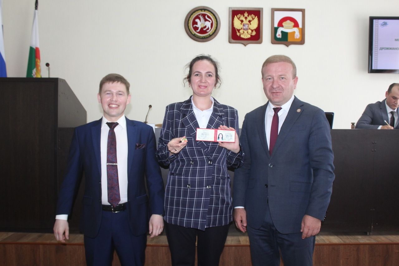 Молодым парламентариям Дрожжановского района вручили нагрудные знаки