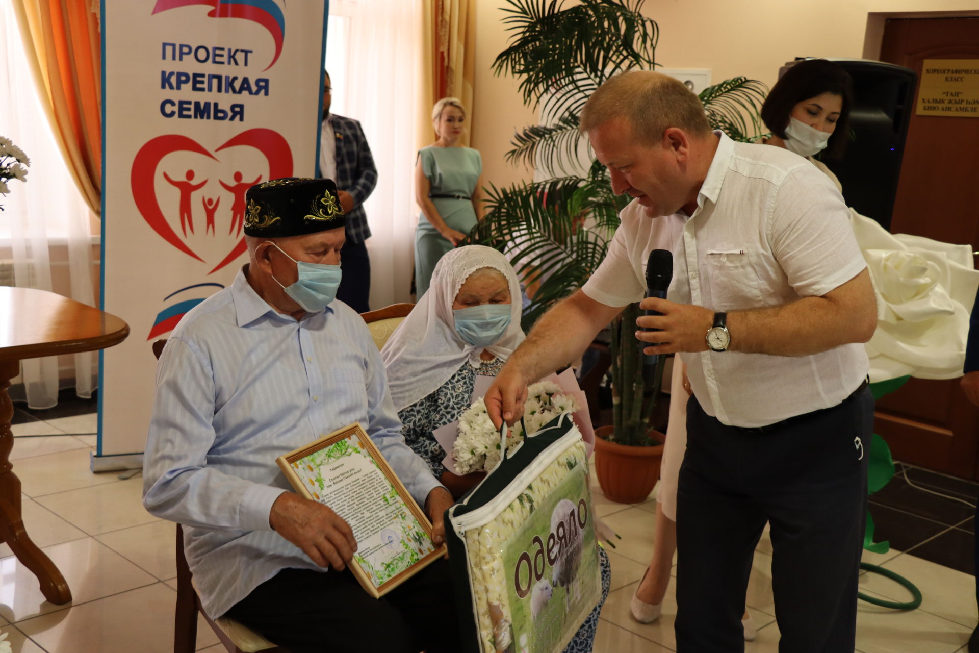 В День семьи, любви и верности в Дрожжаном чествовали семейные пары