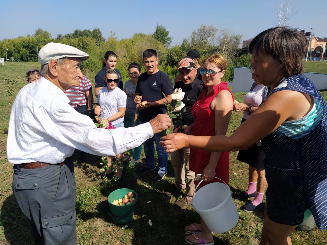 В день Яблочного Спаса дрожжановский ветеран-садовод посетил свои яблони